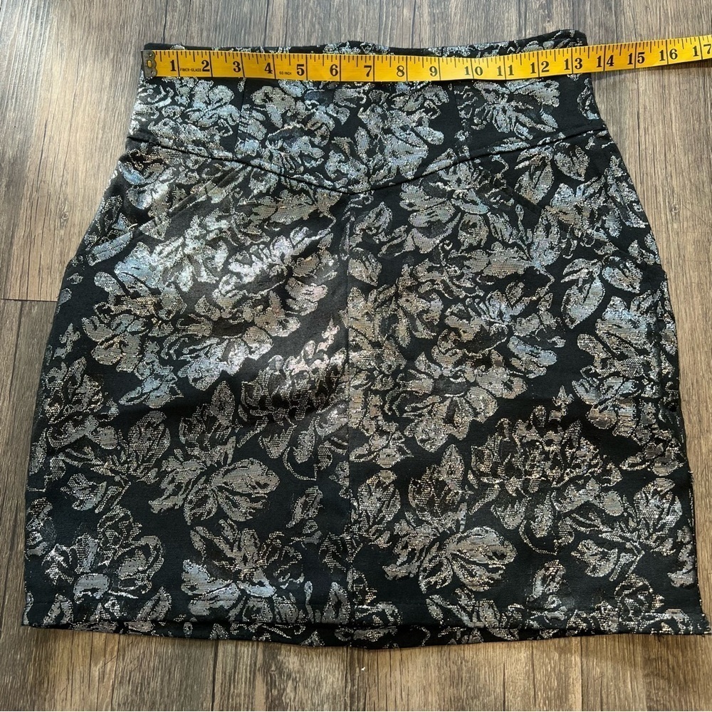 H&M Shimmering Silver Metallic High Waisted Black Floral Mini Skirt Size 6 - Picture 9 of 10
